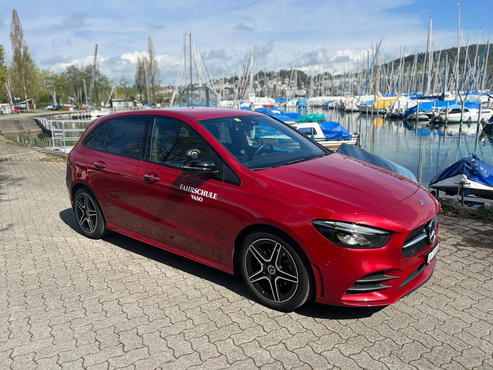 Rotes Fahrschulauto Mercedes-Benz B-Klasse