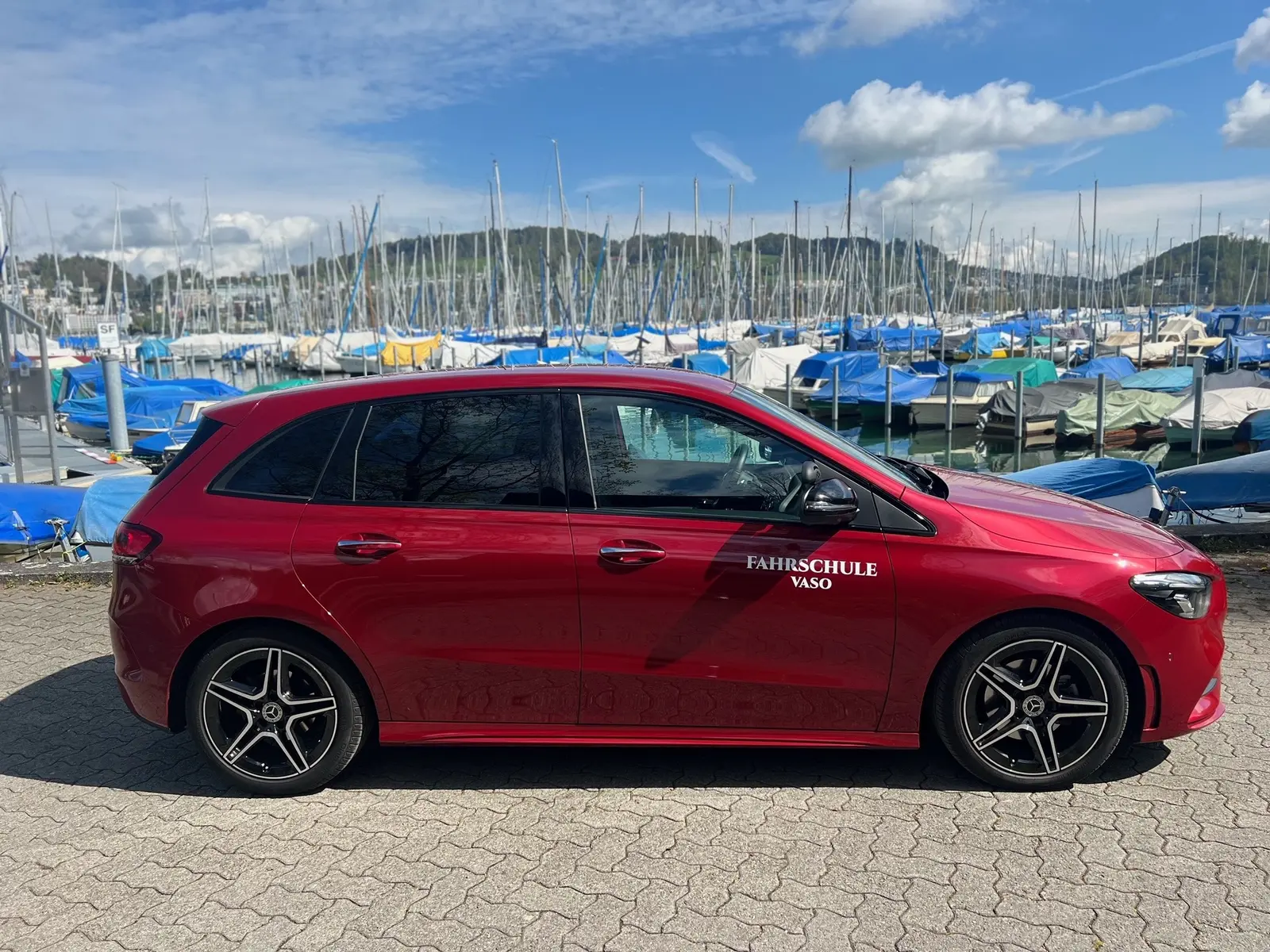 Fahrschulauto Mercedes-Benz B-Klasse von der Seite